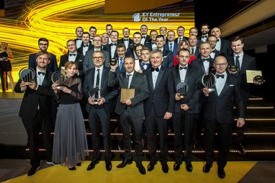 CO SIĘ ODWLECZE: Mimo że laury tegorocznej edycji konkursu EY Przedsiębiorca Roku przypadły tylko ośmiu menedżerom, do pamiątkowej fotografii chętniepozowali wszyscy pretendenci. Wszak za rok kolejna edycja i kolejna szansa.