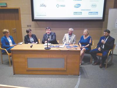 NA ZDJĘCIU OD LEWEJ: Józefa Szczurek-Żelazko, sekretarz stanu w Ministerstwie Zdrowia, prof. dr hab. n. med. Maria Majdan, dr n. med. Jerzy Gryglewicz, prof. dr hab. n. med. Witold Tłustochowicz, prof. nadzw. dr hab. n. med. Brygida Kwiatkowska.