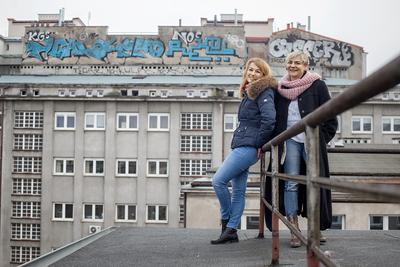 Fundacja Po Drugie, kierowana przez Agnieszkę Sikorę, wybuduje dom dla młodocianych mam. Przedsięwzięcie wspiera firma Bandi Cosmetics, której szefuje Joanna Draniak-Kicińska (z lewej). Obie chcą zasygnalizować lukę w prawie, pozwalającą odrywać dzieci od nieletnich matek.