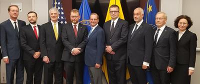 Przedstawiciele Polski i USA w trakcie podpisania umowy o współpracy w obszarze nauk biomedycznych