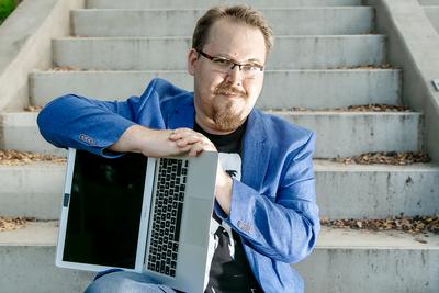 NATURA SIECI: Jakub Kuś jest psychologiem i wykładowcą Uniwersytetu SWPS we Wrocławiu. Zajmuje się wpływem nowych technologii na funkcjonowanie człowieka i relacje międzyludzkie. W pracy naukowej koncentruje się na tym, w jaki sposób korzystanie z internetu oddziałuje na sferę emocjonalną, poznawczą i moralną człowieka.