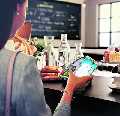 NFC ROŚNIE W SIŁĘ: Z dobrodziejstwa płatności zbliżeniowych na razie skorzysta niewielki odsetek klientów usług finansowych, ale według badań Strategy Analytics dynamika sprzedaży telefonów z NFC wyniesie w tym roku 55 proc. wobec 16-procentowego przyrostu w segmencie smartfonów.