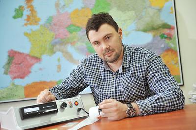 MOC KWITU: Przewoźnicy coraz częściej informują nas o odmowie wydania zaświadczenia A1 przez ZUS. A bez niego firma nie może wysłać cudzoziemskiego kierowcy z towarem poza granice Polski — mówi Kamil Wolański z Ogólnopolskiego Centrum Rozliczania Kierowców.