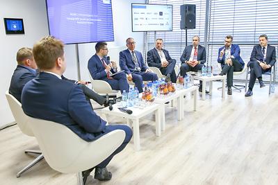 ZATRZYMAJMY
KAPITAŁ: Coraz więcej naszych firm rodzinnych jest przejmowanych przez firmy
zagraniczne albo przez zagraniczne fundusze private equity. Musimy stworzyć
narzędzia żeby zachęcić przedsiębiorców do prowadzenia biznesu w kraju. To
ważne zadanie, przed którym stoi także Agencja Rozwoju Przemysłu — podkreślał
Paweł Kolczyński, wiceprezes ARP.