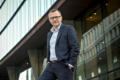INŻYNIER Z KNOW-HOW: Ktoś może nas oskarżyć, że wywozimy inżynierów z Polski. 80 proc. z nich wróci jednak z kompetencjami w zakresie elektromobilności i otworzy własne biznesy. Rząd ma projekt auta elektrycznego i ani jednego związanego z tym kierunku na studiach. Choć mamy 13 politechnik i wciąż produkujemy inżynierów, to czas przestawić całe szkolnictwo na Przemysł 4.0., bo któryś z inwestorów zapyta za chwilę, czy mamy wystarczająco dużo fachowców — mówi Tomasz Szpikowski, prezes Bergman Engineering.