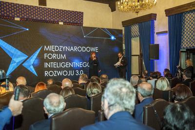 W
GRONIE SPECJALISTÓW: Aż stu ekspertów z różnych dziedzin, związanych z
innowacyjnością, wzięło udział w trzeciej edycji Forum Inteligentnego Rozwoju,
które tym razem po raz pierwszy odbyło się w gościnnym Uniejowie.
