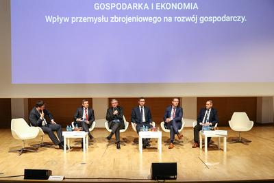 STABILIZACJA
I WIDOKI NA WZROST: Uczestnicy panelu dyskusyjnego „Wpływ przemysłu
zbrojeniowego na rozwój gospodarczy” przyznali, że zakupy, których polska armia
dokonuje u rodzimych firm zbrojeniowych zapewniają im stabilność finansową.
Jednak aby to zagraniczne armie kupowały u nich sprzęt, niezbędne jest
zwiększenie produkcji własnych, autorskich rozwiązań.