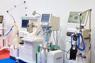 Ministerstwo Zdrowia planuje przemieszczanie respiratorów do szpitali, w których będą przebywać pacjenci z koronawirusem SARS-CoV-2.