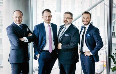 W GRUPIE RAŹNIEJ: Michał Kurzyński, Krzysztof Łyszyk, Przemysław Wierzbicki i Jacek Kosiński zaczynali kariery w kancelariach sieciowych, ale od lat pracują na swoim. Teraz będą wspólnie kierować zespołem prawie 30 prawników wyspecjalizowanych w sprawach infrastrukturalnych.