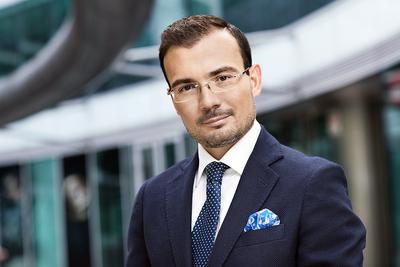 PRZEZORNOŚĆ: Maciej Zaborowski, partner zarządzający w kancelarii Kopeć & Zaborowski,
radzi przedsiębiorcom, aby przeprowadzili własny wewnętrzny audyt, dzięki
któremu jeszcze przed wejściem w życie nowych przepisów będą mogli znaleźć
słabe punkty, jeśli chodzi o zabezpieczenie przed przestępstwami.