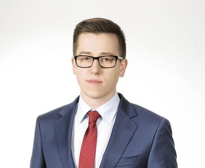 Radca prawny Marcin Andrzejewicz, specjalizujący się w zagadnieniach prawamedycznego i prawa procesowego. W swojej praktyce skupia się przede wszystkimna reprezentacji stron w procesach karnych, cywilnych i dyscyplinarnych.Prezentowany cykl publikacji jest więc oparty na doświadczeniach zdobywanychna salach sądów powszechnych i lekarskich.