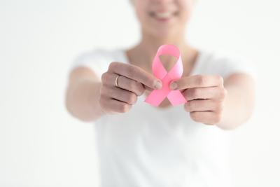 U kobiet będących nosicielkami patogennych mutacji genów BRCA1, BRCA2 ryzyko zachorowania na raka piersi szacuje się na 50-70 proc.