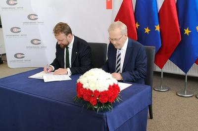 Minister zdrowia prof. Łukasz Szumowski i dyrektor COI prof. Jan Walewski podpisują umowę na rewitalizację i rozbudowę największego ośrodka onkologicznego w Polsce