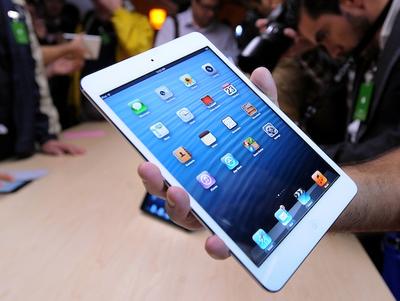 Inwestorzy chyba przyjęli nowe gadżety z rezerwą, bo akcje Apple taniały we wtorek o ponad 3 proc. (fot. Bloomberg)