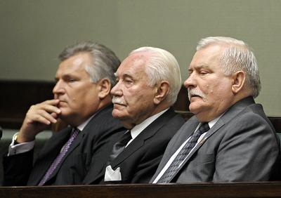 Prezydent Ryszard Kaczorowski (w środku) działał na podstawie konstytucji kwietniowej z II RP, Lech Wałęsa – znowelizowanej PRL-owskiej, natomiast Aleksander Kwaśniewski został ojcem obecnie obowiązującej.