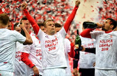„Polska dawaj!” to hasło wychodzące naprzeciwko językowi rosyjskiemu, bardzo łatwe do transkrypcji na grażdankę.
