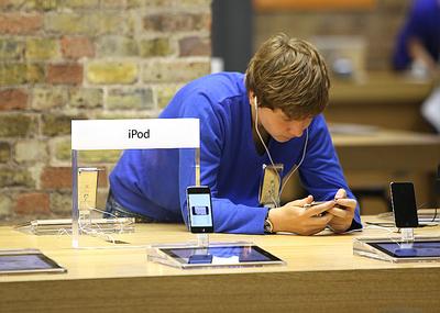 Uczulenie na nikiel zawarty w obudowach m.in. iPodów występuje już u 24 proc. dzieci badanych testami alergicznymi w USA (FOT. Bloomberg)