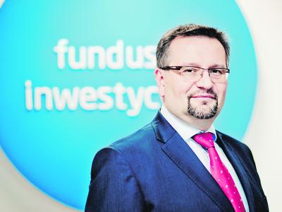 Obligacje korporacyjne moga byc dobra alternatywa dla funduszy obligacji skarbowych, ale jesli juz decydowac sie na te pierwsze, to raczej wybierac inwestujace w zagraniczne długi firm. Obligacje korporacyjne nie maja jednak alternatywy w tej samej grupie ryzyka — pozostaje juz tylko znacznie bardziej ryzykowny rynek akcji — mówi Grzegorz Zatryb, główny strateg Skarbiec TFI.