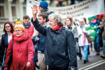 Determinacja i organizacja. Jak tłumaczy Andrzej Stelmasiewicz, prowadzenie fundacji jest prawie jak
prowadzenie biznesu — potrzebna jest determinacja i dobra organizacja pracy.
Różnica polega na tym, że firma ma przynosić korzyści właścicielowi, a fundacja
musi pozyskiwać pieniądze na realizację swojej misji. Ma dawać satysfakcję
sponsorom i fundatorom, a nie przynosić im korzyści.