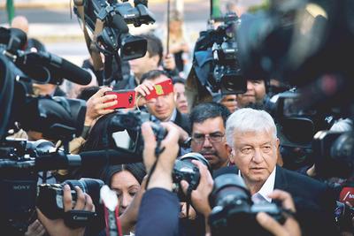 PRZEWROTNOŚĆ
ZACHĘT: Choć w Meksyku, w którym władzę przejmuje AMLO, godziny pracy są
najdłuższe w całym OECD, to system bodźców kieruje pracowników i inne zasoby do
najmniej produktywnych przedsiębiorstw. Efekt? Latynoamerykańska gospodarka ma
zdecydowanie najniższą produktywność spośród wszystkich członków bloku — o
jedną trzecią mniejszą od Polski, a ponadtrzykrotnie — od USA i Niemiec.