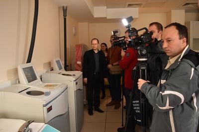 Zaproszeni do COI w Gliwicach goście i dziennikarze mieli okazję obejrzeć najnowocześniejszą aparaturę medyczną służącą do diagnostyki i leczenia chorób nowotworowych, m.in. aparaty CyberKnife, Edge, TrueBeam.