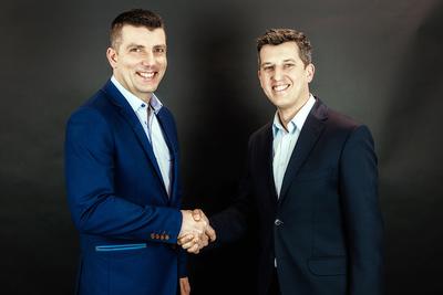 GLOBALNE AMBICJE: Wierzymy, że jako firma działająca na pograniczu technologii i tłumaczeń możemy przyczynić się do usprawnienia komunikacji na świecie — mówią Andrzej Nedoma, prezes (z prawej), i Dominik Radziszowski, dyrektor ds. innowacji w XTRF.