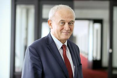 URE
złapał ministra za słowo Regulator
chce wyjaśnień. Znaleziony niespodziewanie miliard złotych oszczędności
wzbudził wątpliwości prezesa URE, Macieja Bandy. Skoro tak łatwo o cięcia, to
niech energetyka koryguje wnioski taryfowe.