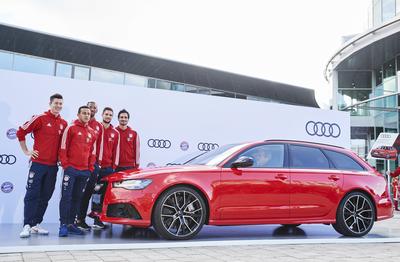 Lewandowski odbiera z kolegami nowe audi