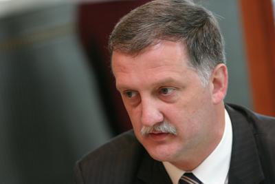 19 sierpnia ING OFE poinformowało o zwiększeniu zaangażowania w Zetkamie z 4,97 do 5,86 proc. W pierwszym półroczu producent armatury przemysłowej, kierowany przez Leszka Jurasza (na zdj.), znacząco poprawił wyniki. Przychody wzrosły o 17 proc. do 119,6 mln zł, a zysk operacyjny niemal potroił się do 13,6 mln zł. Dynamika zysku netto była jeszcze wyższa: wzrósł z 2,1 do 10 mln zł. W lipcu spółka podniosła prognozy na ten rok. Przychody mają wynieść 221 mln zł (wcześniej spodziewano się 214 mln zł), EBITDA 29,6 mln zł (23 mln zł), a zysk netto 16 mln zł (poprzednia prognoza zakładała 10,5 mln zł zysku). Wskaźnik cena do prognozowanego zysku to 6,4. Na koniec półrocza spółka miała 1,66 mln zł gotówki i 42 mln zł zadłużenia. Relacja długu netto do EBITDA za 12 miesięcy to 1,6. Relacja EV/EBITDA to 4,8. Zetkama kilka dni temu jako jeden z czterech oferentów złożyła w ministerstwie skarby ofertę kupna 94,2 proc. udziałów Śląskich Zakładów Armatury Przemysłowej Armak.