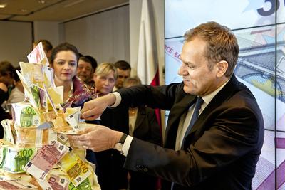 Już żaden polski premier nie będzie miał okazji kroić tak tłustego tortu budżetowego, z marcepanowymi 500-eurówkami…