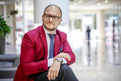 LOGISTYKA NA NOWO: Nie ma wątpliwości. Branża logistyczna w ciągu najbliższych 5 do 10 lat zmieni się nie do poznania. Przy dużej różnorodności dostępnych rozwiązań można się spodziewać, że najszybciej będą rozwijały się cyfrowe modele biznesowe — uważa Tomasz Sączek, wicedyrektor w Zespole Transportu i Logistyki PwC Polska.