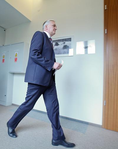 Jarosław Gowin ubiera się minimalistycznie, na ogół zakłada stonowane krawaty. Żadnych dodatkowych ozdób, na rękach jedynie niezbędniki - zegarek i obrączka (FOT. M. Wiśniewski)