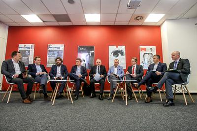 EKSPERCI
PRZECIW SMOGOWI: Przedstawiciele rządu, biznesu i organizacji ekologicznych,
podczas debaty zorganizowanej w redakcji „Pulsu Biznesu” wspólnie szukali
recepty na możliwie szybką i skuteczną poprawę stanu powietrza nad Polską.
