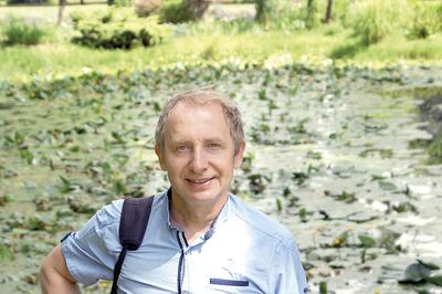 Autor reportaży prof. dr hab. n. med. Mirosław Kowalski jest zastępcą kierownika Kliniki WadWrodzonych Serca Instytutu Kardiologii w Warszawie. Poza kardiologią ma jeszcze wiele pasji. Autor wystawy fotograficznej „Iran — spokojne spojrzenie” w Muzeum Ziemi Polskiej Akademii Naukoraz książki „Szkatułka pełna Sahelu — subsaharyjska ballada” o kulturach Afryki Subsaharyjskiej. Pasjonuje go również muzyka klasyczna. Jest absolwentem szkoły muzycznej I stopnia. Gra na fortepianie.