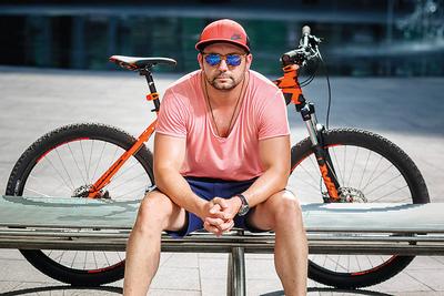 Łukasz Marzecki nie ma wady wzroku. Nosi okulary od słońca, albo dla stylu.