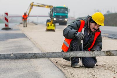 SZANSE
I ZAGROŻENIA: W 2019 r. rozsypie się worek z budowlanymi przetargami. Wypełni
to lukę w portfelach wykonawców, wynikającą z unieważnienia wielu postępowań w
2018 r. Problem w tym, że do realizacji kontraktów może brakować pracowników.