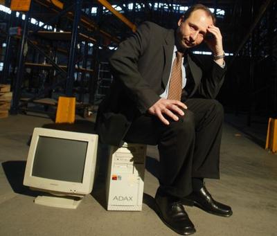 Paweł Ciesielski, były prezes JTT, na gruzach swojej firmy w 2004 r., fot. Grzegorz Kawecki. Obecnie jest prezesem jednej ze spółek z grupy Asseco.