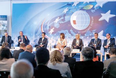 Zeszłoroczne, VIII Forum Ochrony Zdrowia, zgromadziło kilkuset uczestników, w tym kilku ministrów zdrowia państw europejskich, a także kierownictwo polskiego Ministra Zdrowia i niemal wszystkich najważniejszych decydentów, ekspertów i polityków.