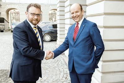 Łukasz Szumowski, nowy minister zdrowia, oraz Konstanty Radziwiłł, ustępujący minister