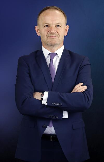 SPOKOJNIE,
TO TYLKO UPADEK: Kolporter, którym kieruje Grzegorz Fibakiewicz, ma ponad
50-procentowy udział w polskim rynku dystrybucji prasy. Prezes podkreśla, że
kłopoty rynkowego wicelidera nie przekładają się na problemy z dostępnością
gazet.