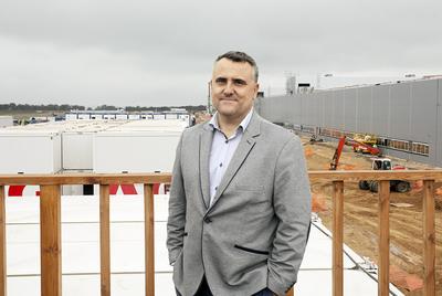 W
CZEPKU URODZONY: Zarząd wałbrzyskiej strefy, w tym wiceprezes Michał Szukała,
może się pochwalić nie tylko dobrym refleksem. Ma też najwyższe wśród SSE
zarobki. Gwarantuje je specjalna uchwała ministerstwa, uzasadniona dużą liczbą
zezwoleń wydanych w 2016 r. oraz faktem, że zarząd nadzoruje projekt
Wrzesińskiej Strefy Aktywności Gospodarczej, w której inwestuje VW.