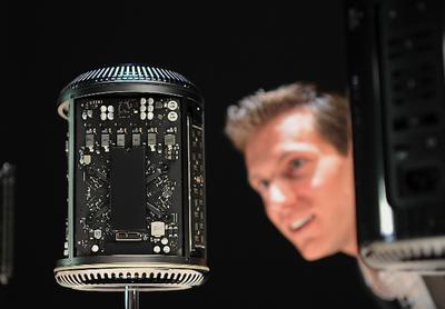 Mężczyzna sprawdza, co nowy Mac Pro ma w środku fot. Bloomberg