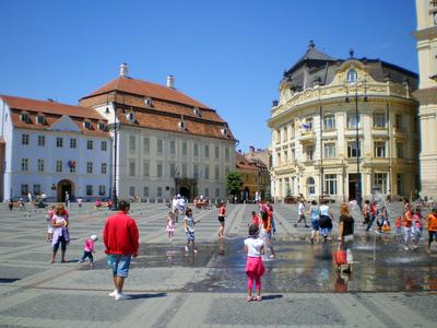 Siedmiogród. Średniowieczny zamek obronny w Branie, Braszów i Sybin — zaliczane do najpiękniejszych rumuńskich miast — wspaniała przyroda... Transylwania słusznie jest uważana za turystyczną perełkę.