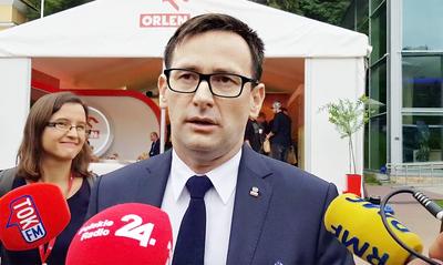 Nie obciążać konsumentów: Daniel Obajtek, prezes PKN Orlen,
podczas Forum Ekonomicznego w Krynicy: Zmniejszamy ceny poprzez poprawę
zdolności operacyjnych, mimo że baryłka wcale nie staniała. Cena zależy
od tego, czy ropa dalej będzie drożeć, jakie będą nastroje polityczne,
od wielu innych czynników i kursu dolara. Chcemy zarobić poprzez
zwiększanie wolumenu, a nie poprzez zarabianie na jednostce, by za
bardzo nie obciążać podwyżkami konsumentów.