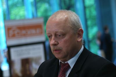 Zarządzający ING OFE zwiększyli kredyt zaufania, jakim obdarzyli Pozbud, producenta stolarki otworowej, którym kieruje Tadeusz Andrzejak (na zdj.). 12 września fundusz poinformował o zakupie akcji spółki, w wyniku którego udział w kapitale wzrósł z 5,65 do 7,35 proc. Od początku roku notowania Pozbudu spadły aż o 60 proc., choć wyniki trochę się poprawiły. Przychody spadły co prawda o 15 proc. do 35,8 mln zł, ale zarówno zysk operacyjny (5,3 mln zł), jak i zysk netto (4,2 mln zł) poszły w górę o 6-10 proc. Na koniec czerwca Pozbud miał na kontach aż 24 mln zł gotówki, przy kapitalizacji równej 56 mln zł. Na buy back się jednak nie zanosi, spółka rozgląda się cały czas za firmami, które mógłby przejąć.