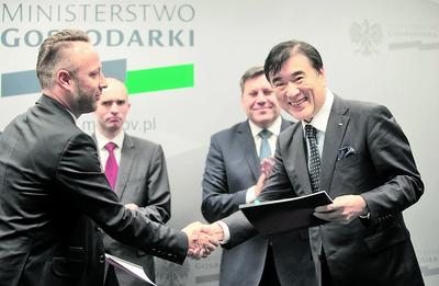 WYNALAZEK NA KRYZYS: Podpisanie umowy inwestycyjnej między Saule Technologies (start-up reprezentował prezes Piotr Krych, na zdjęciu z lewej) i Hideo Sawadą, japońskim przedsiębiorcą, odbyło się wczoraj w Ministerstwie Gospodarki. Wicepremier Janusz Piechociński wyraził nadzieję, że wynalazek Saule pomoże uniknąć takich kryzysów energetycznych, jak ten, z którym Polska zmagała się w sierpniu.
