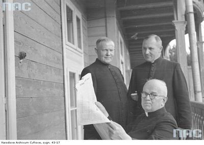 Tytuł tematu: Grupa duchownych z wizytą u Prymasa Polski ks. kard. Stefana Wyszyńskiego podczas jego internowania w Komańczy (sierpień 1956)