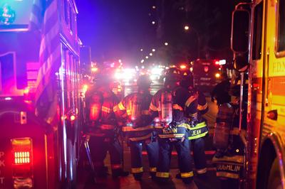 Nowy Jork, strażacy podczas akcji ratunkowej w Chelsea w pobliżu Manhattanu