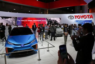 Toyota Fuel Cell Electric Vehicle prezentowana podczas CES 2014 fot. Bloomberg