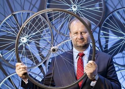 WYŻSZA PÓŁKA: Zbigniew Sosnowski, prezes Krossa, przekonuje, że jego firma dopiero zaczyna rywalizację w najwyższym segmencie jednośladów. Na ten cel przasnyska firma przeznaczy dziesiątki milionów złotych.